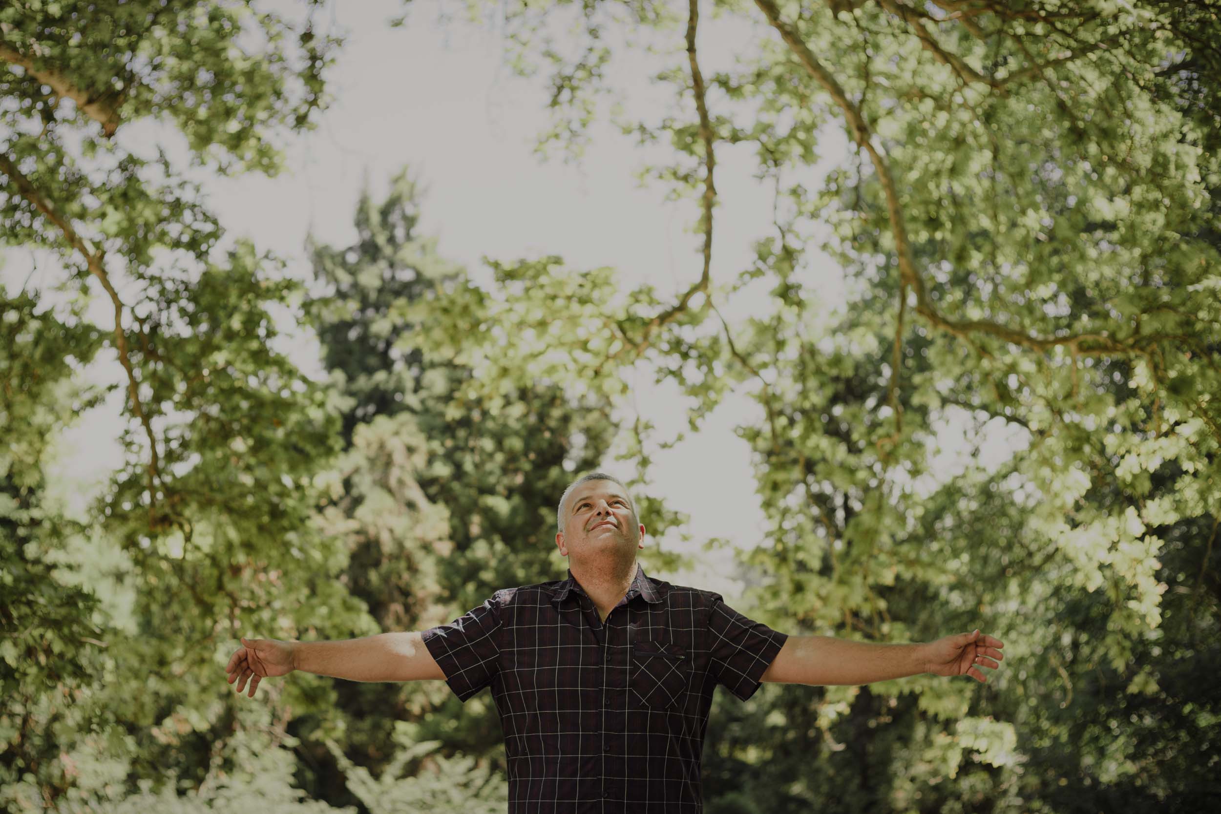 Andrea Molinaro progettista giardini AbitoVerde immerso in un bosco