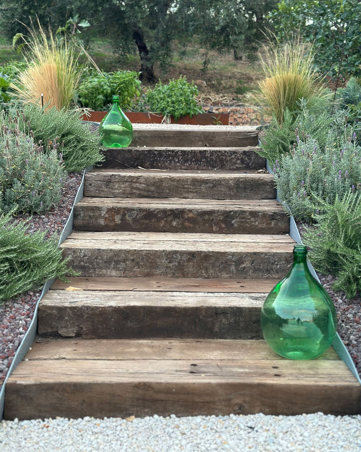 Scala in legno tra aiuole aromatiche e graminacee, dettagli paesaggistici Giardino Tea AbitoVerde